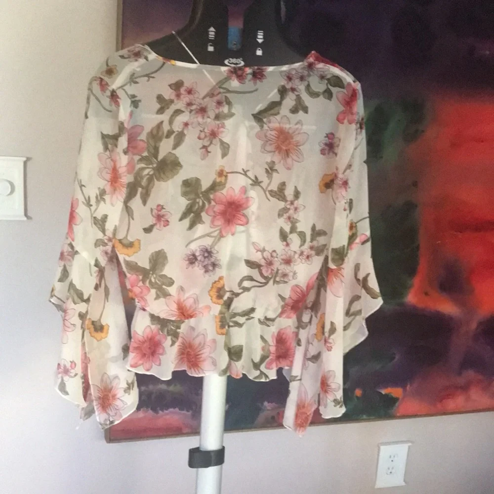 SOLD!!! Guess Flowers blouse built in cami says M runs S - Picture 6 of 17